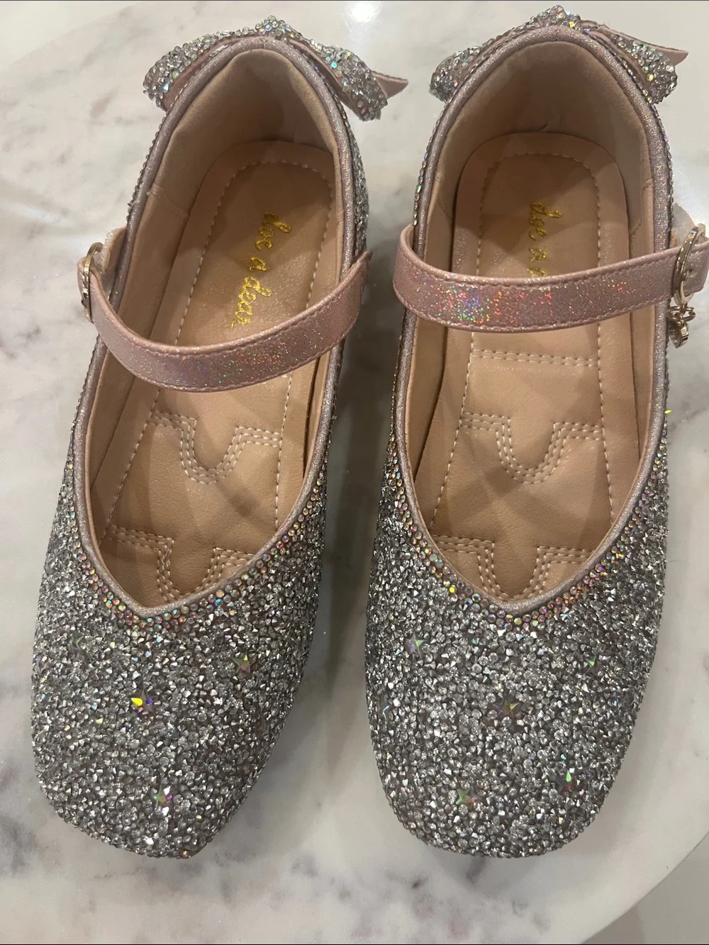 Doe a Dear Girls' Silver Glitter Mary Jane Shoes with Pink strap. Size 1.5/33